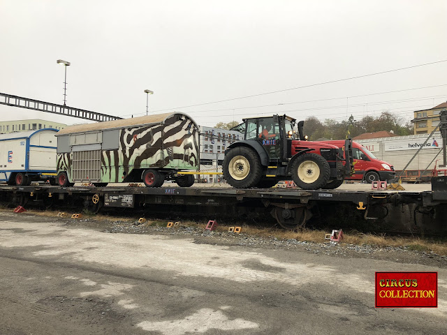 la roulotte caisse de la ménagerie et la roulotte 102 Arche de Noé sur les wagons des CFF