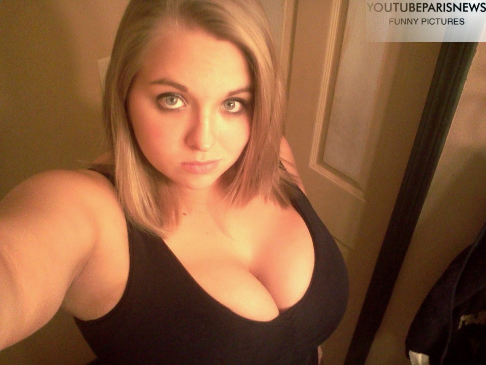 bbw big boobs cleavage selfie