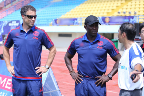 Pham Anh Khoa ghi ban vao luoi danh thu Dwight Yorke - Anh 3