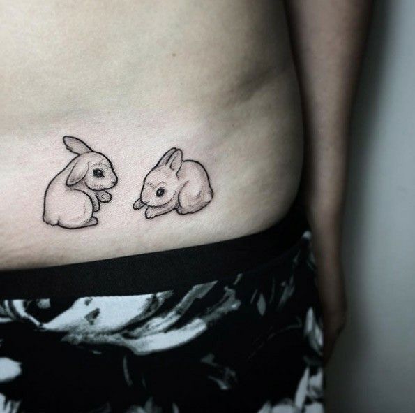 tatuaje de dos conejitos en la cadera
