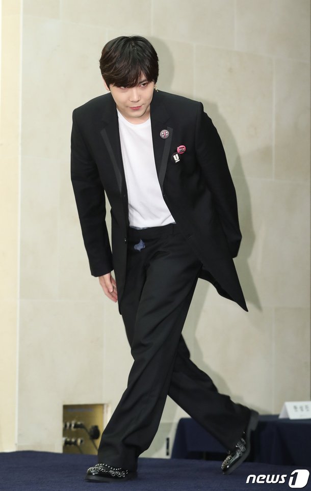 Lee Hongki bir etkinlikte 'pantolon üzerine pantolon' giydi