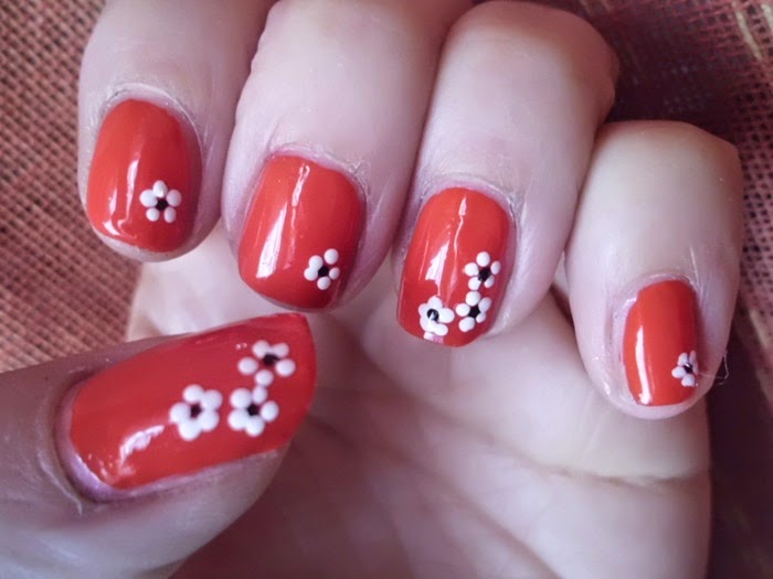 manicura roja con florecillas