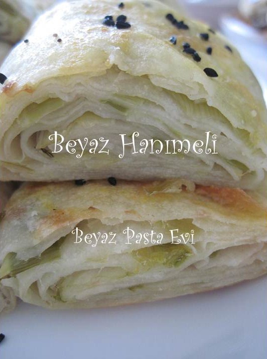 BEYAZ HANIMELİ Pırasalı rulo börek