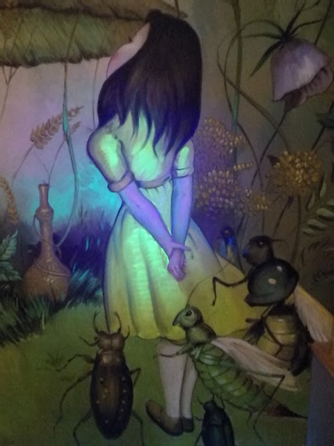 Mural de Alberto Pirrongelli en la Bolsa Mágica. Detalles con pintura fluorescente La magia de la pintura de Alberto Pirrongelli en la Bolsa Mágica