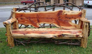 mueble hecho con troncos de madera