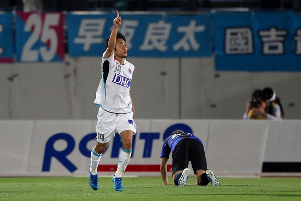 Novo' Marinos vence com gol de falta de Nakamura; Urawa vira líder