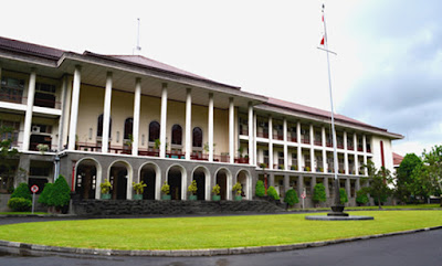 Sejarah Universitas Gadjah Mada Sejarah Universitas Gadjah Mada Universitas Gadjah Mada resmi didirikan pada tanggal 19 Desember 1949 dan merupakan Universitas yang bersifat nasional. Selain itu Universitas Gadjah Mada juga berperan sebagai pengemban Pancasila dan Universitas pembina di Indonesia. Pada saat didirikan, Universitas Gadjah Mada hanya memiliki enam fakultas, sekarang memiliki 18 Fakultas dan satu program Pascasarjana (S-2 dan S-3). Universitas Gadjah Mada termasuk universitas yang tertua di Indonesia, berlokasi di Kampus Bulaksumur Yogyakarta. Sebagian besar fakultas dalam lingkungan Universitas Gadjah Mada terdiri atas beberapa jurusan/bagian dan atau program studi. Kegiatan Universitas Gadjah Mada dituangkan dalam bentuk Tri Dharma Perguruan Tinggi yang terdiri atas Pendidikan dan Pengajaran, Penelitian dan Pengabdian kepada Masyarakat. Pada tanggal 24 Januari 1946 orang-orang yang berkomitment tinggi terhadap peningkatan martabat manusia memenuhi gedung SMT Kotabaru. Diantaranya Mr. Boediarto, Ir. Marsito, Prof. Dr. Prijono, Mr. Soenarjo, Dr. Soleiman, Dr. Buntaran, Dr. Soeharto. Mereka bermaksud mendirikan Balai Perguruan Tinggi Swasta di Yogyakarta. Dalam pertemuan itu, Mr. Soenarjo, menegaskan bahwa di Jakarta, NICA sudah mendirikan Universitas. Bangsa Indonesia tidak boleh gagal mendirikan universitas. “Lebih- lebih sekarang, pada waktu pembangunan, waktu kita butuhkan bermacam macam ilmu pengetahuan”, tambah Mr. Soenarjo. Pertemuan di atas diikuti