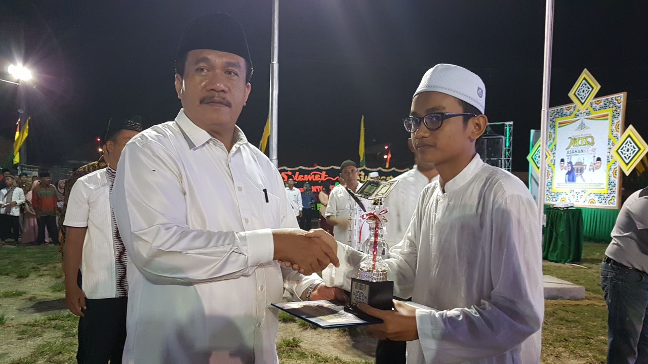 Plt Sekdakab Asahan Taufik Zainal Abidin menyerahkan hadiah krpada pemenang lomba MTQ ke-49 Asahan. Plt Sekdakab Asahan Taufik Zainal Abidin menyerahkan hadiah krpada pemenang lomba MTQ ke-49 Asahan.