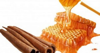 ΘΑ ΕΚΠΛΑΓΕΙΤΕ! Δείτε τι θα συμβεί αν τρώτε μέλι και κανέλα κάθε μέρα!