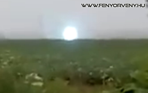 Rejtélyes fényjelenség Oroszországban: UFO-t vagy gömbvillámot kaptak lencsevégre???