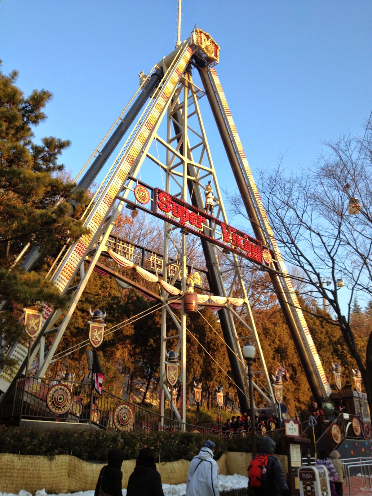 Chaos and Kanji: Woobang Tower Land/E-World Amusement Park, Daegu, Korea