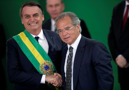 Bolsonaro trata de rescatar reforma pensiones en Brasil en medio de caída de mercados