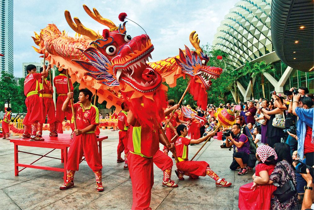 танец льва в китае. площадки китайского нового года в москве. тверская улица москва новый год. новогоднее украшение площади. площадки китайского нового года в москве.