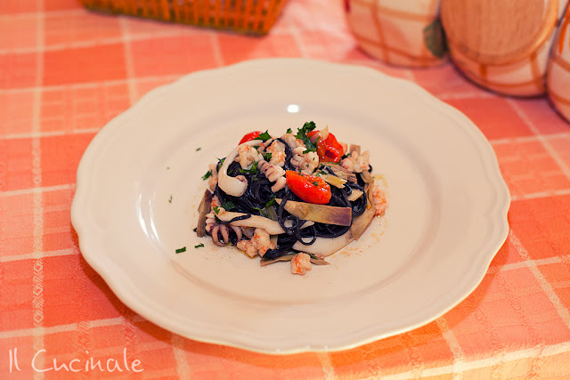 tagliolini neri con seppie, gamberi e carciofi