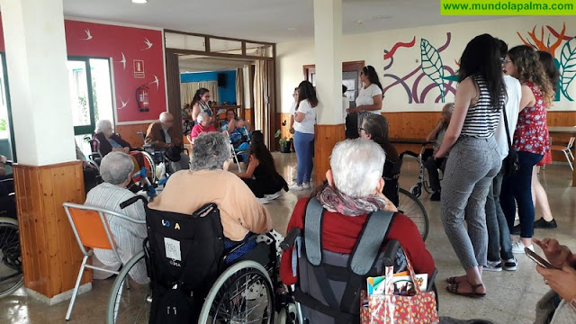 El Cabildo de La Palma favorece el intercambio intergeneracional entre jóvenes y mayores de la Residencia de Pensionistas