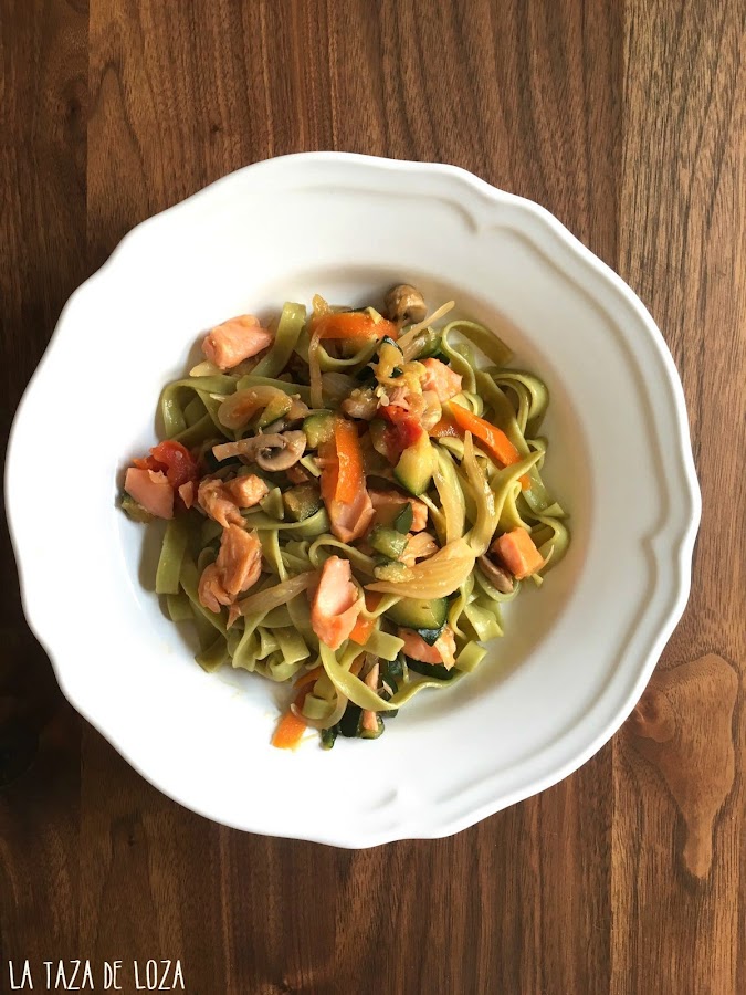 pasta-verde-con-salmón-verduras