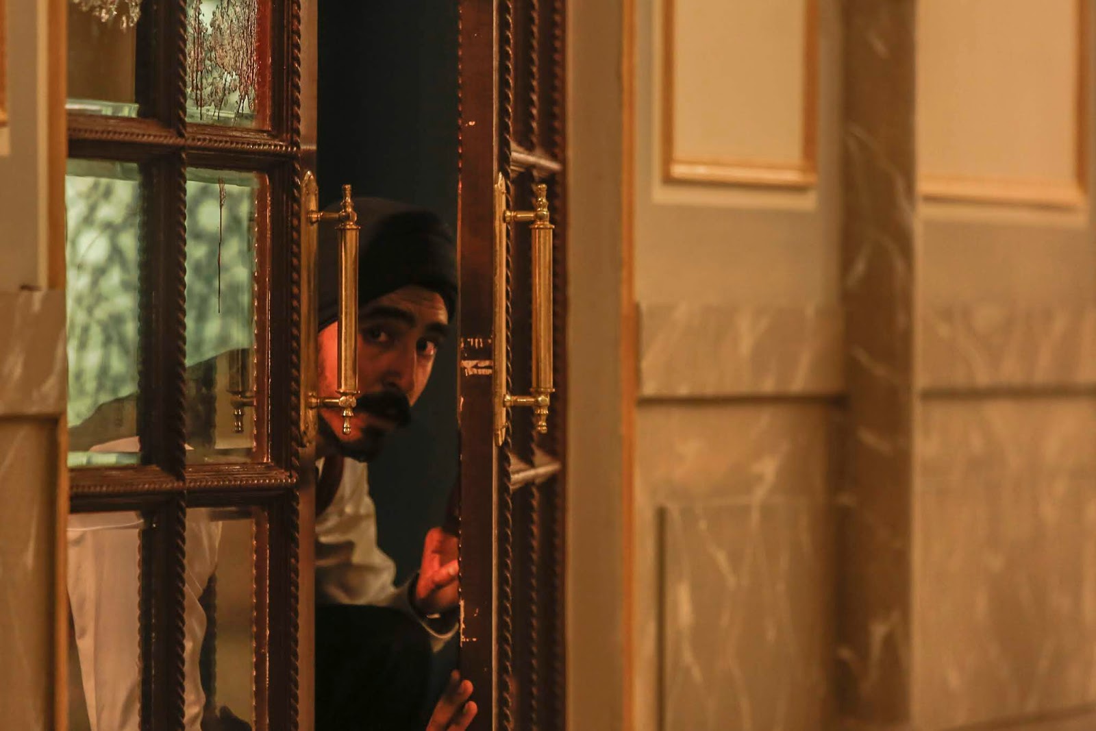Отель мумбаи похожие. АРМИ Хаммер отель Мумбаи. Джейсон Айзекс отель Мумбаи. Отель Мумбаи Противостояние Имран. «Отель Мумбаи: Противостояние» реж. Энтони Марас, 2018.