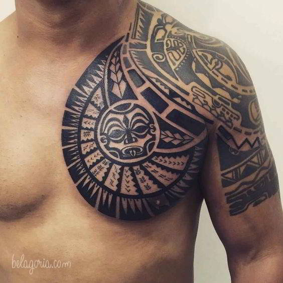 tatuaje maori en el pectoral