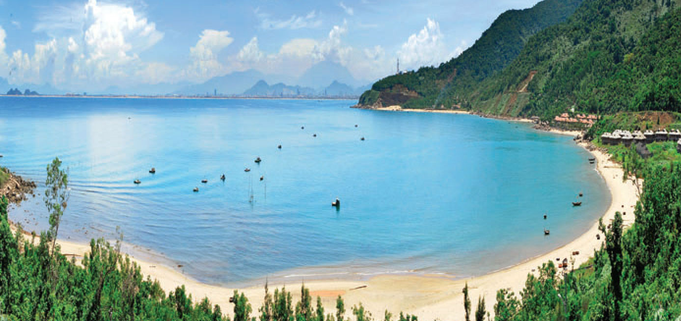 My Khe beach - a beautiful beach on the way from Da nang to Hoi an