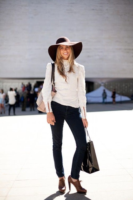  Foto zu STYLE TIPS; HOW TO WEAR A VICTORIAN BLOUSE.- 