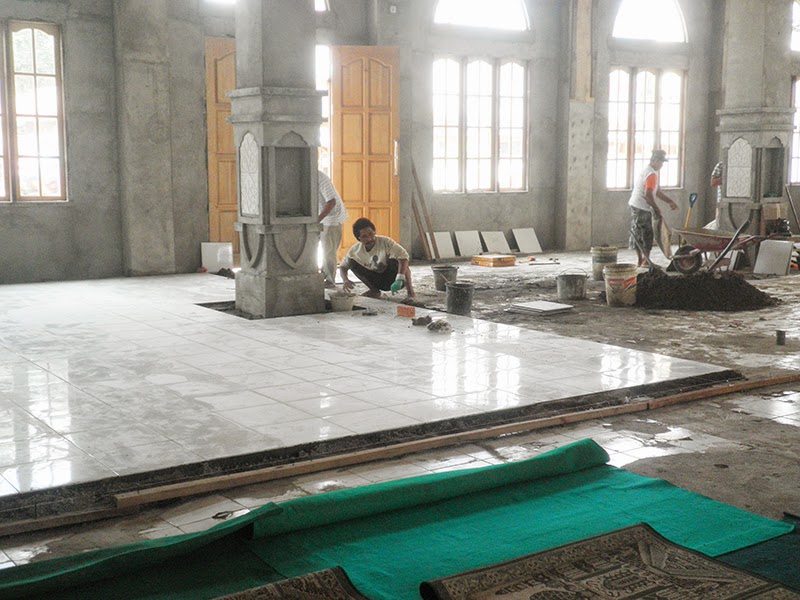 Masjid Baitul Mukminin Kota Jambi Pemasangan  Keramik  Lantai