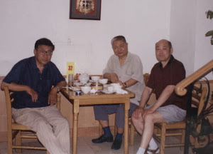 约1989-1990年,原《花城》主编李士非先生(中)与范军(左)和罗文在北京见面。2009年,在网上发现李士非先生去世,曾在老博克上发文痛悼。至今想起他的为人,都怀念不已!