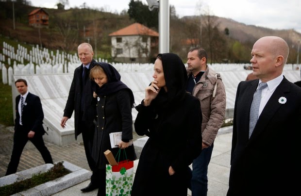 The Story Of Us Morgan Freeman Bosnia Angelina Jolie Comes In Crying Memorial In Bosnia News 4y