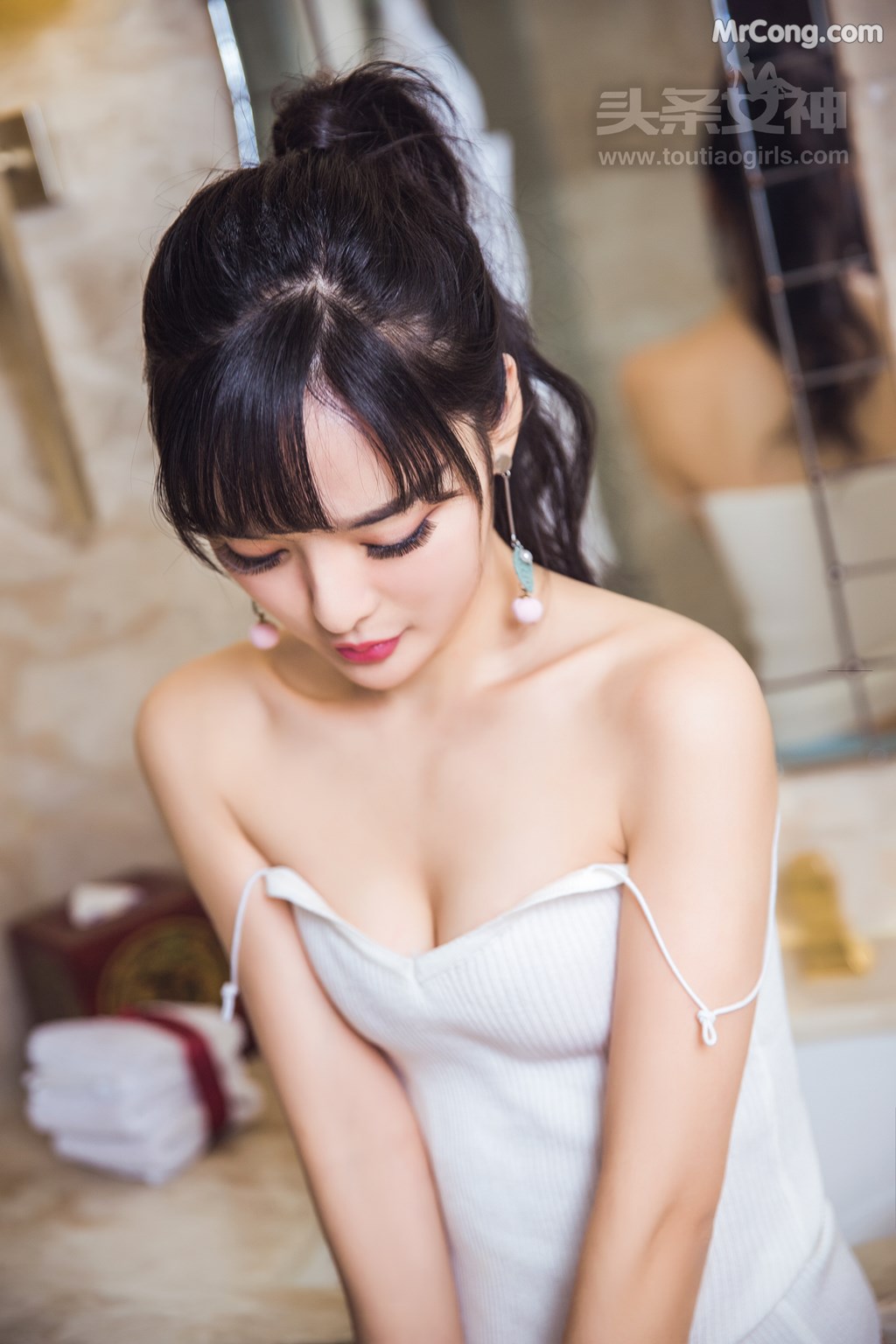 TouTiao 2017-07-30: Model Zhou Xi Yan (周 熙 妍) (62 photos)