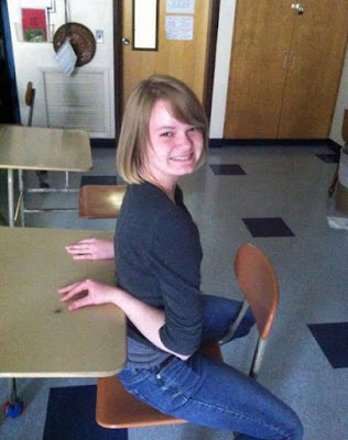 Lustige Frauen Bilder - Arme verknicken im Unterricht Lustige Frauen Bilder - Arme verknicken im Unterricht