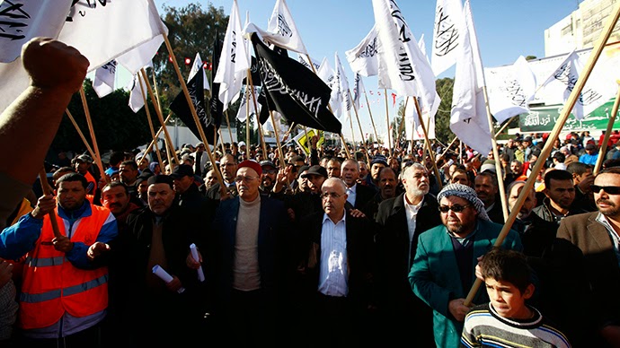 LECTURA OBLIGATORIA Supporters+of+Islamist+party+Hizb+Ut-Tahrir+wave+flags+during+a+rally+in+Sidi+Bouzid+December+17%2c+2013%2c+to+mark+the+third+anniversary+of+the+Tunisian+revolution