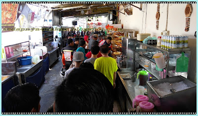beratur panjang nak ambil makanan