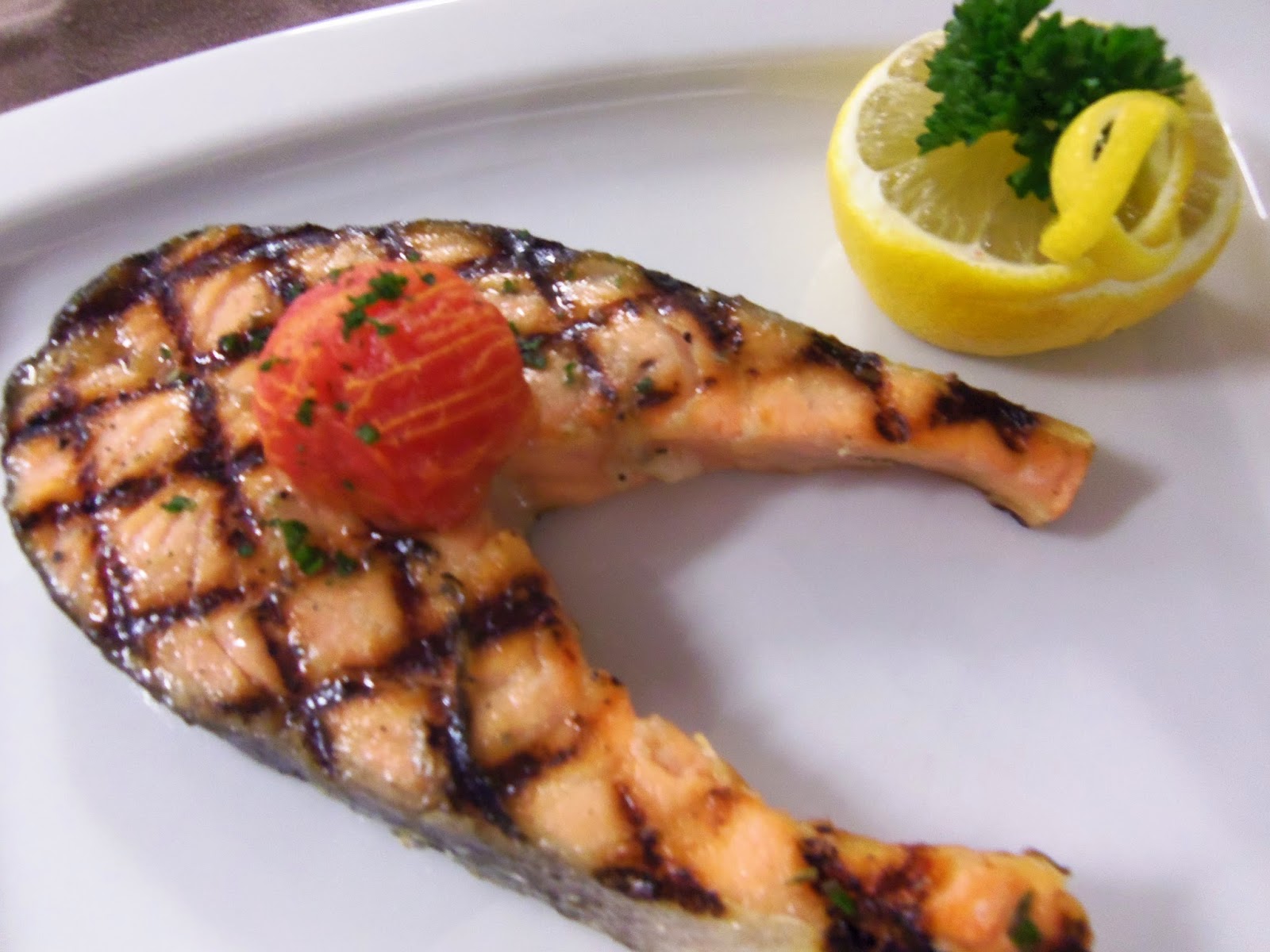 Un plat, une histoire Darne de saumon grillée, beurre maître d'hôtel