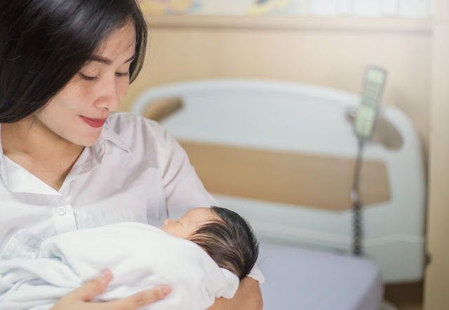  Empat Etika Dasar Menjenguk Ibu yang Baru Saja Melahirkan