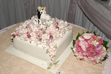 Beautiful wedding cake and bride's bouquet