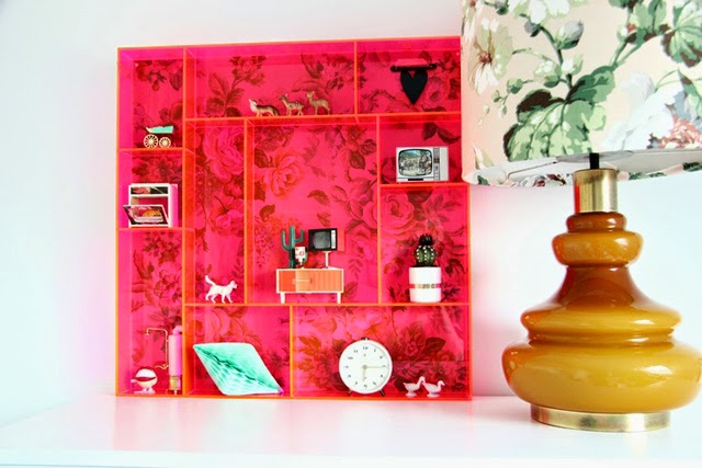 habitacion-mural-flores-estanteria-metacrilato-color