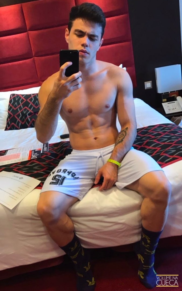 Túlio Rocha só de sunga - Volume na Cueca