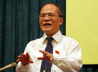 Ông Nguyễn Sinh Hùng tấn công Chính phủ và Thủ tướng để leo lên ghế 