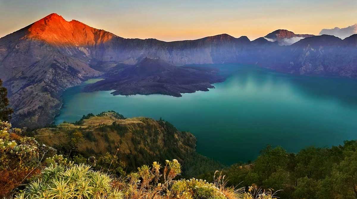 39 Gambar Pemandangan Gunung di Indonesia  Terindah 