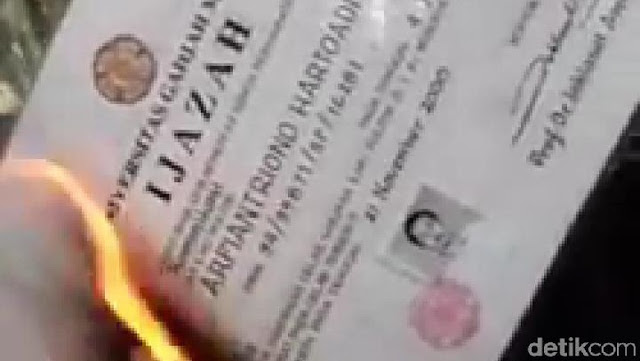 Lulusan UGM Ini Bakar Ijazah dengan Alasan Ini Lulusan UGM Ini Bakar Ijazah dengan Alasan Ini