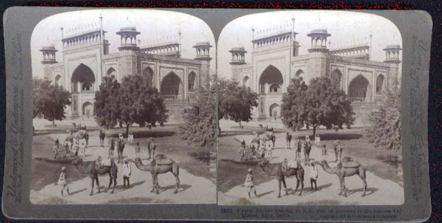 Camel+Drivers+waiting+at+Gate+of+the+Taj+Mahal+-+Agra+India