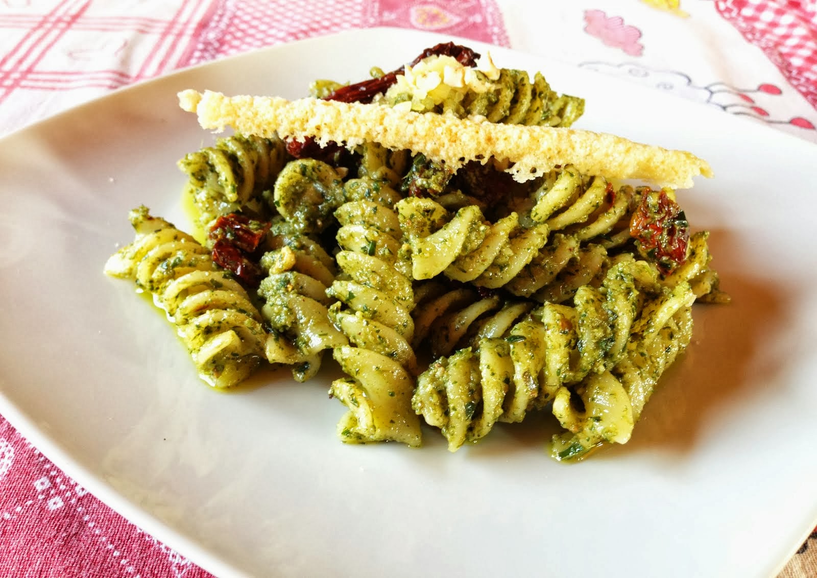 Fusilloni al pesto di dragoncello, nocciole e Sbrinz con pomodorini secchi