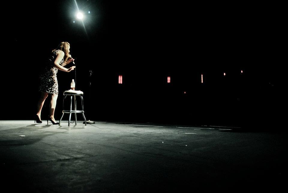 Act to stage. Комик на сцене. Женщина комик на сцене. Stand up комики женщины. Stand up сцена.