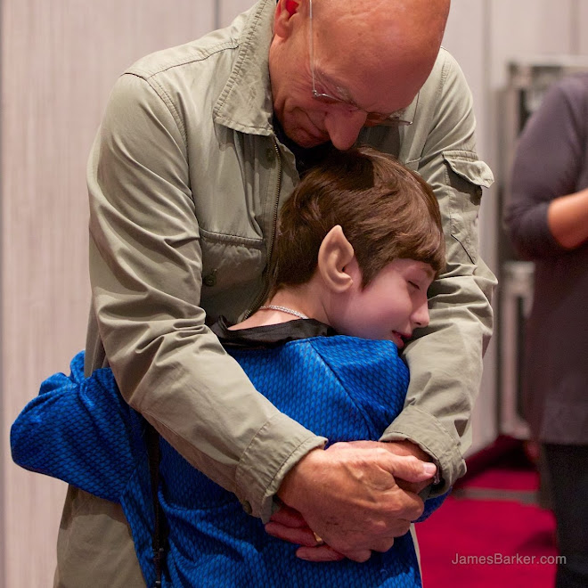 Photo:病いと闘う10歳のバルカン人の少女ドーンちゃんに勇気を与えるべく、抱擁で包み込んであげたピカード艦長のやさしい姿 ! !