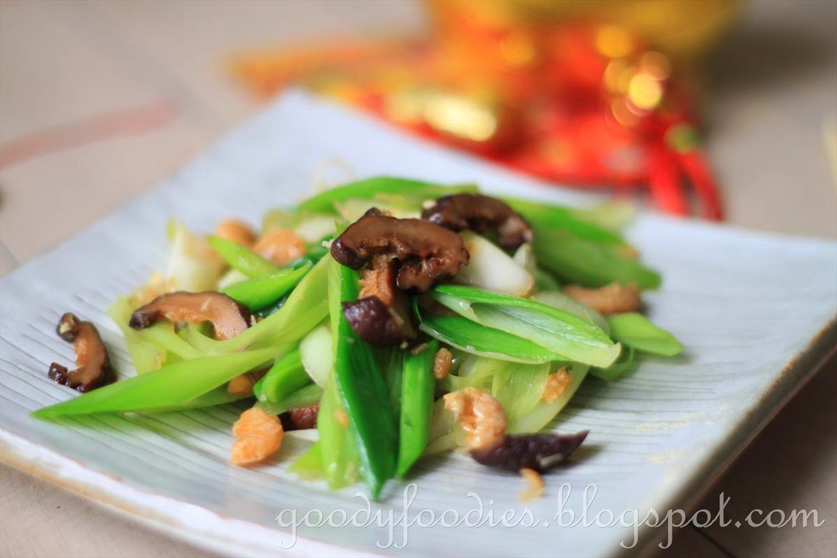 GoodyFoodies Recipe Stir fried leeks with sliced mushrooms (CNY)