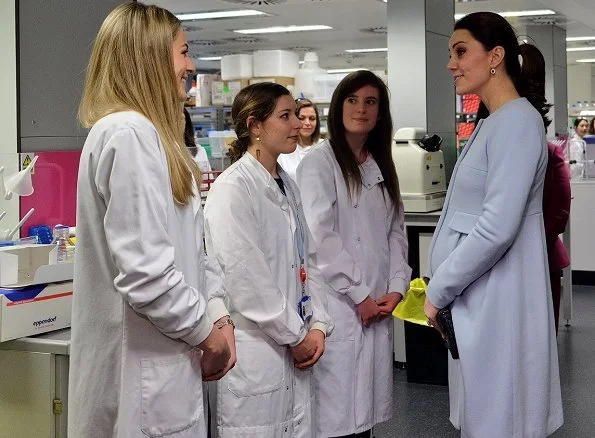 Duchess wore the Seraphine Florrie Dress and Seraphine Natasha Coat, She first wore it in 2015 when she was expecting Princess Charlotte