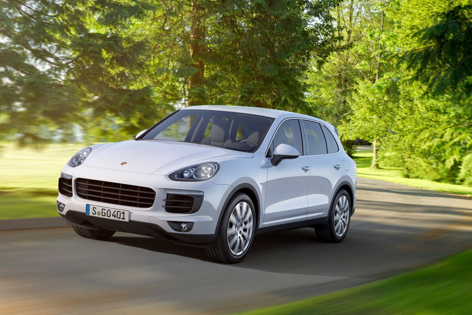 2015 Porsche Cayenne Facelift Revealed, Gets 410HP Plug-in Hybrid and