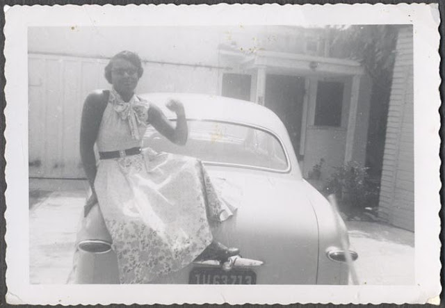 Baths made simple “Go Over There, By the Car!” – 34 Funny Vintage Snapshots Capture Women
