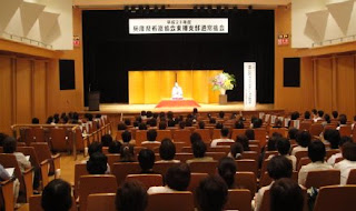 講演会講師・三遊亭楽春のコミュニケーション講演会の風景。