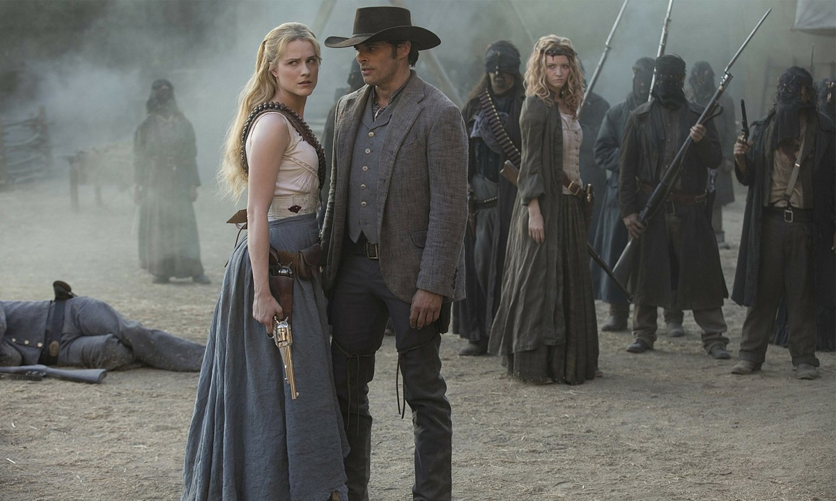 Fotografía de Dolores y Teddy en el 2x03 de Westworld en HBO
