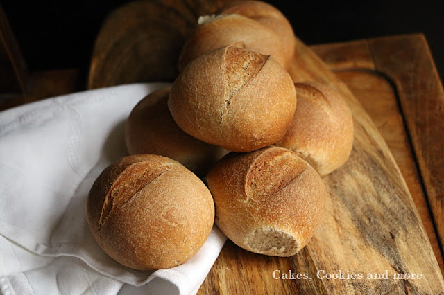 Knusprige Ruchmehlbrötchen mit dem Salz-Hefe-Verfahren